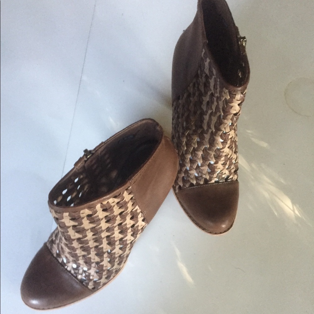 8.5 High heel UGG Bootie 2 tone Brown basket weave